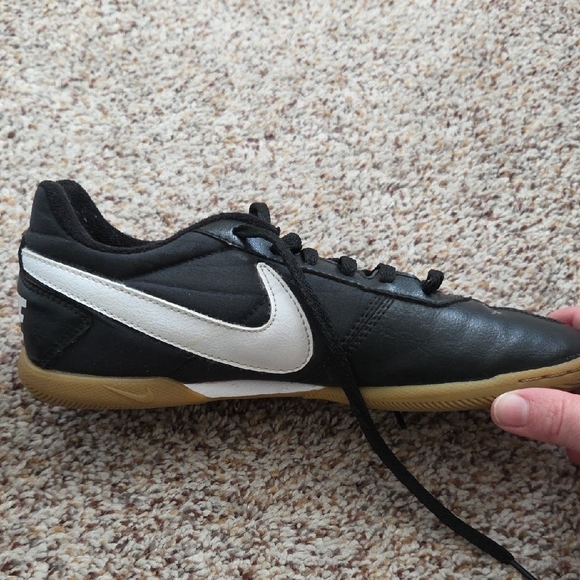 Nike Men's Black and White Indoor Soccer or Futsal Shoes with Tan Sole Size 6 - Picture 13 of 13